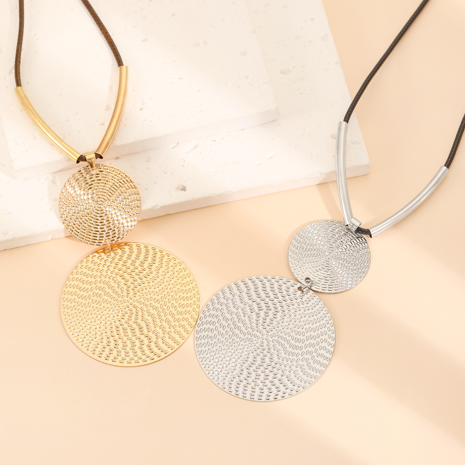 Pattern Double Round Pendant Necklace - Image 2